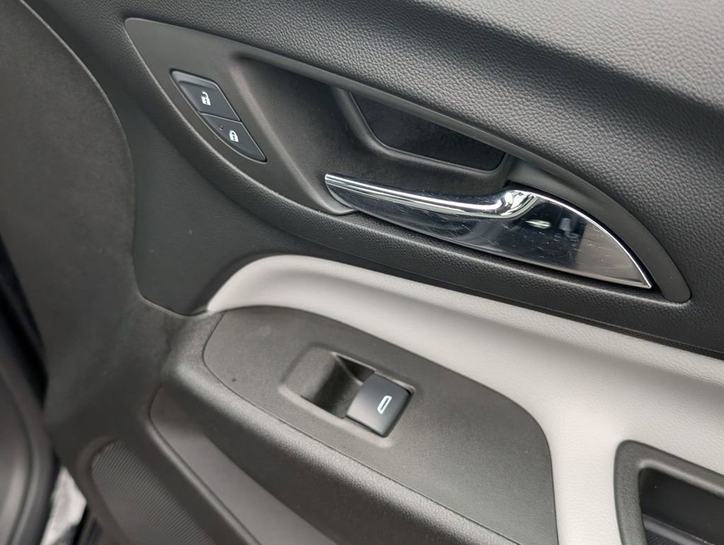 Used 2024 Chevrolet Equinox LS image 48