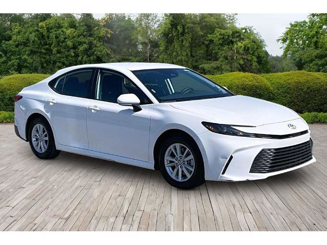 Used 2025 Toyota Camry LE image 3