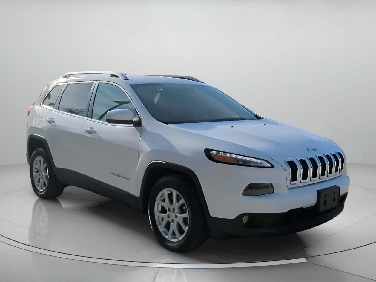 Used 2018 Jeep Cherokee Latitude w/ Safety Group FWD image 2