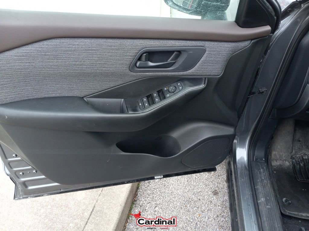 Used 2023 Nissan Rogue S image 15