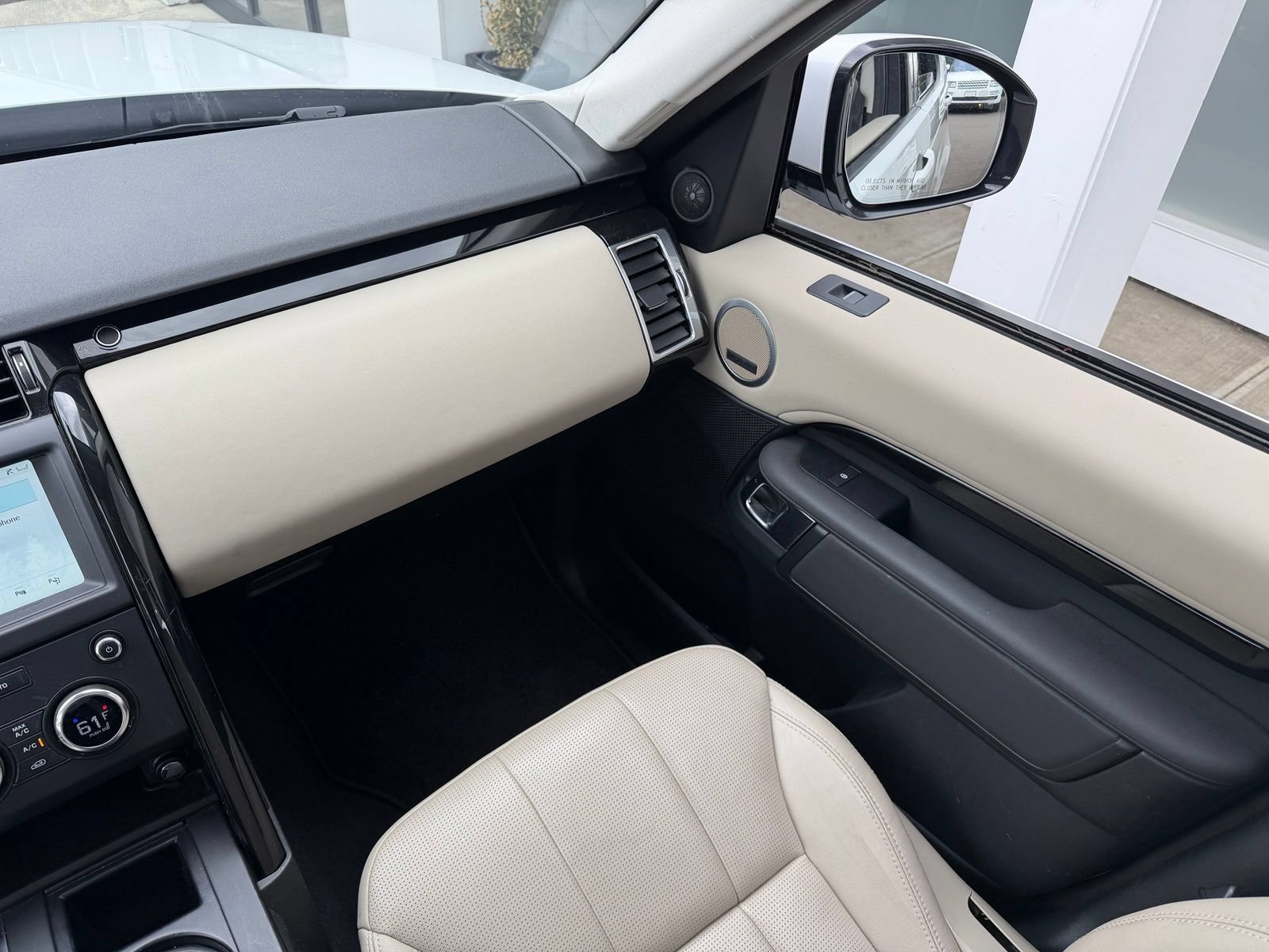 Used 2019 Land Rover Discovery SE AWD/4WD image 7