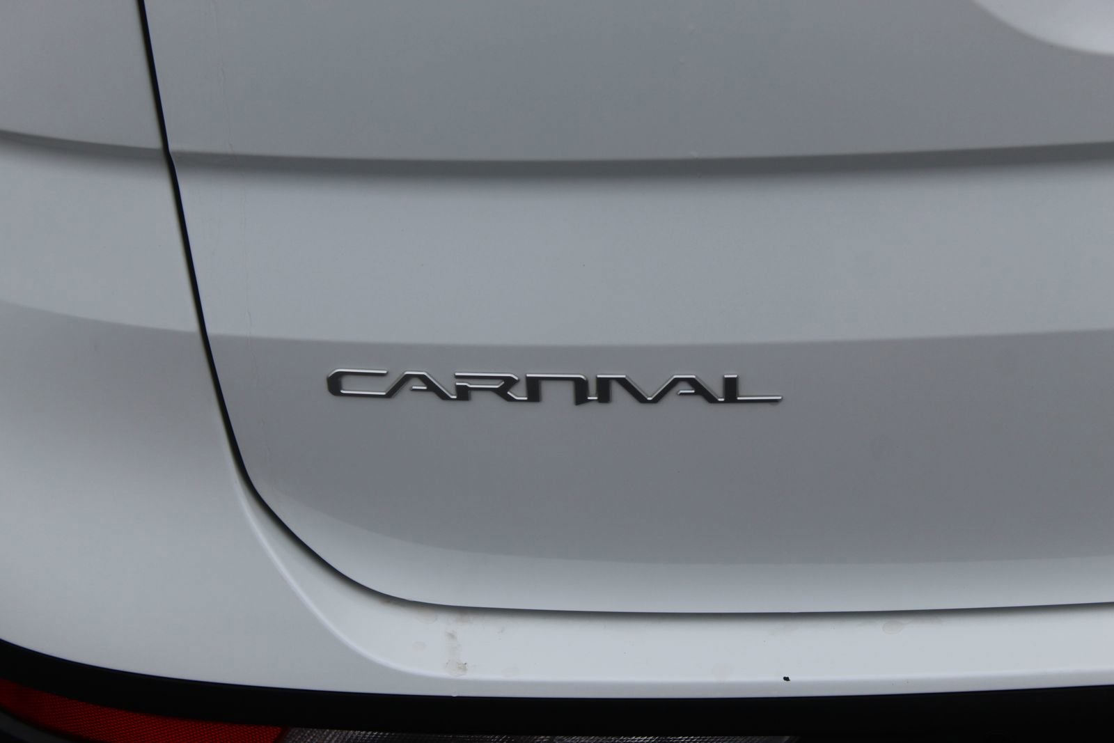 Used 2024 Kia Carnival EX image 3