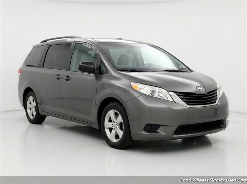 Used 2014 Toyota Sienna LE FWD image 3