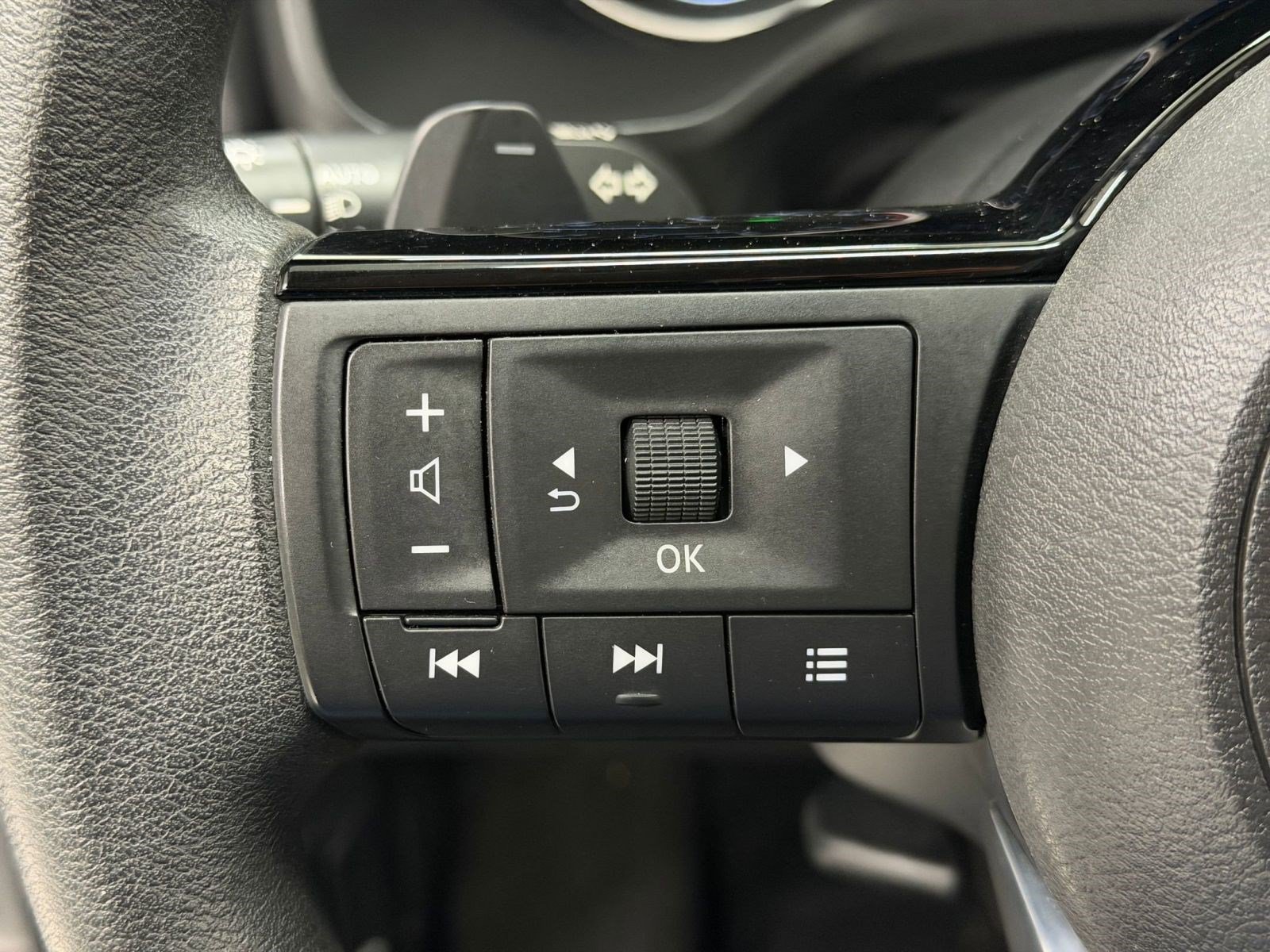 Used 2023 Nissan Rogue SV AWD/4WD image 14