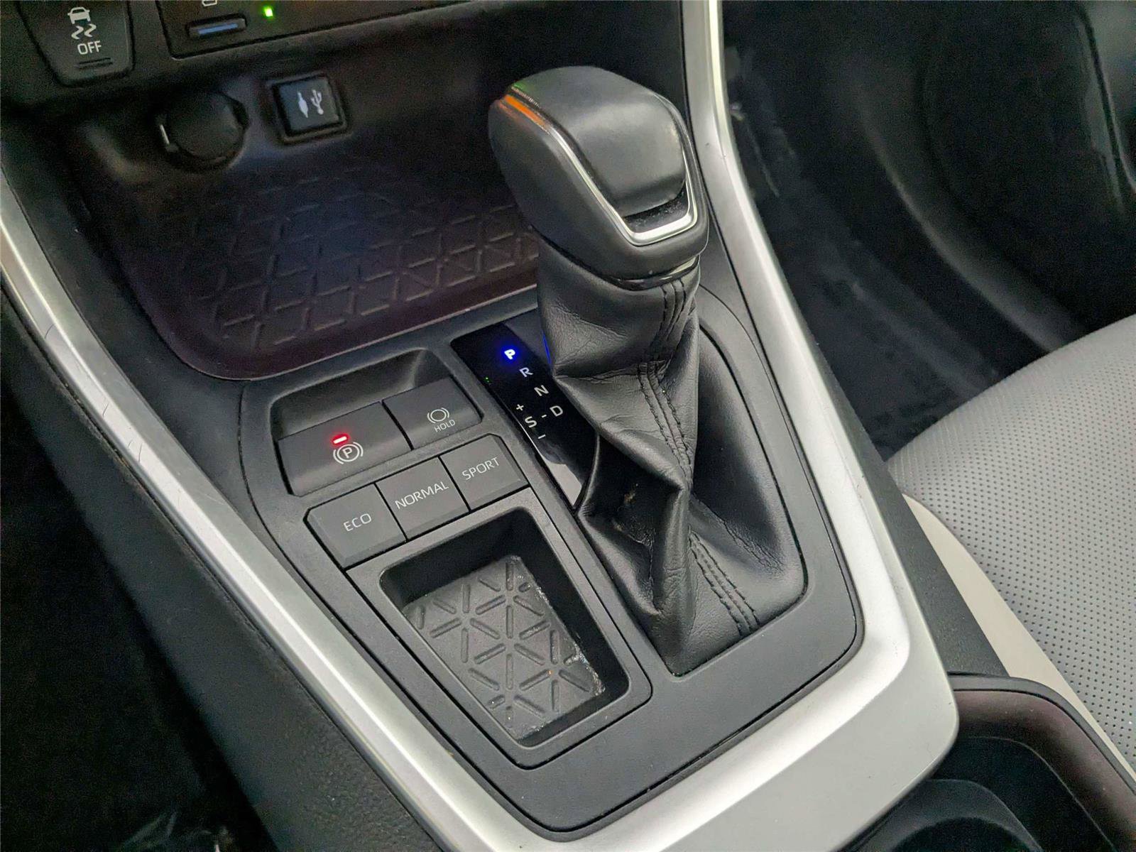 Used 2019 Toyota RAV4 Limited w/ Cold Weather Package image 32