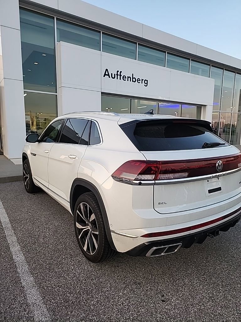 Used 2025 Volkswagen Atlas Cross Sport SEL Premium R-Line image 4
