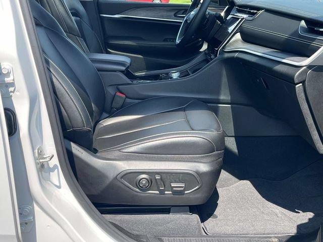 Used 2023 Jeep Grand Cherokee Limited AWD/4WD image 25