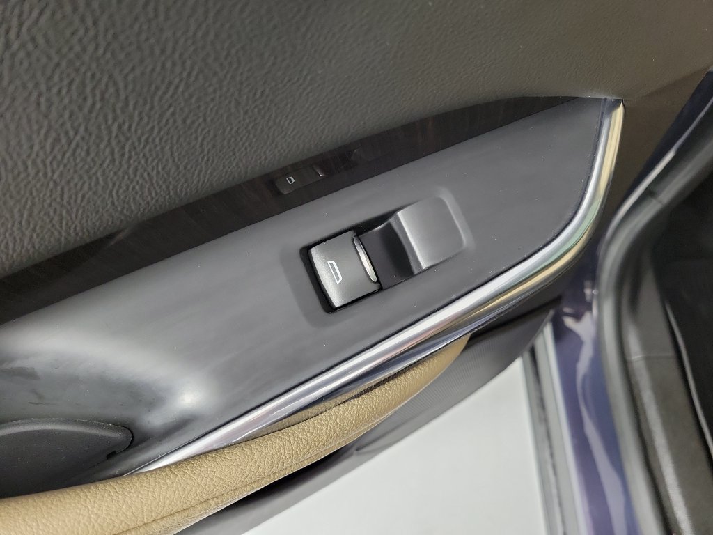 Used 2025 Cadillac XT4 Premium Luxury FWD image 15