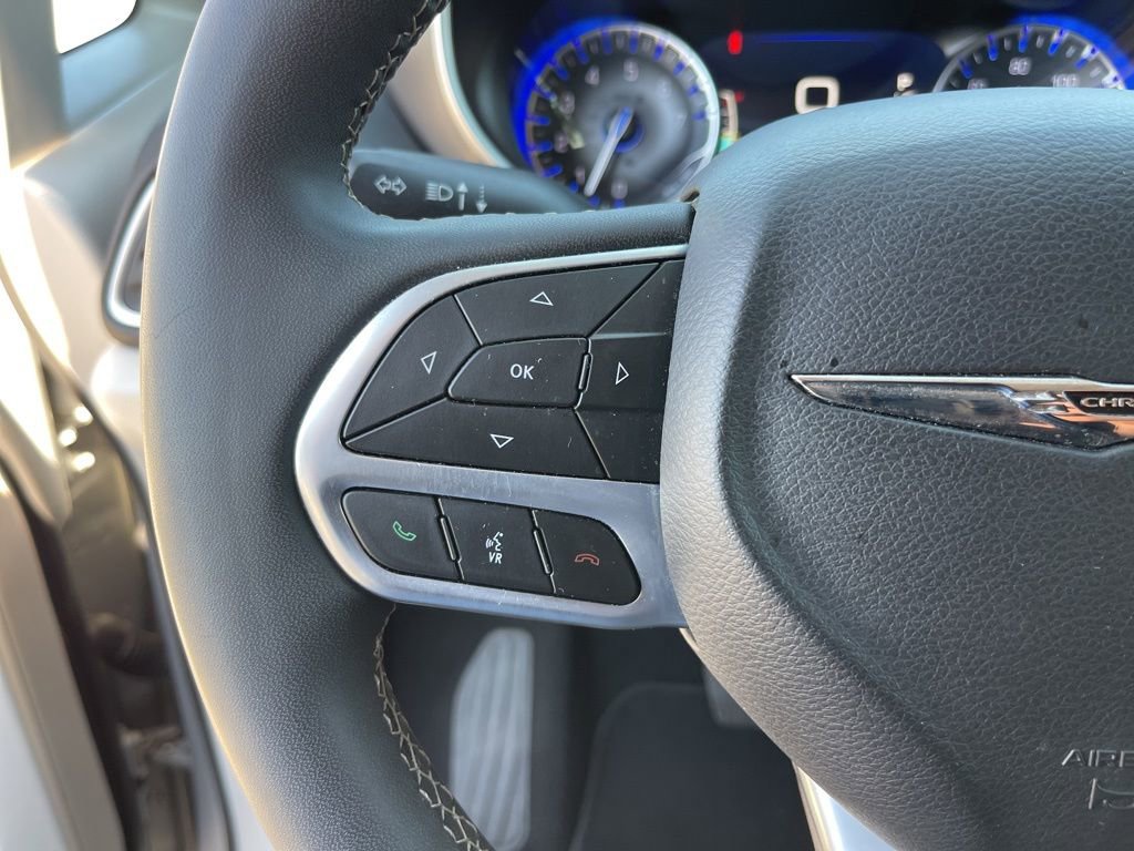 Used 2024 Chrysler Pacifica Touring-L FWD image 21