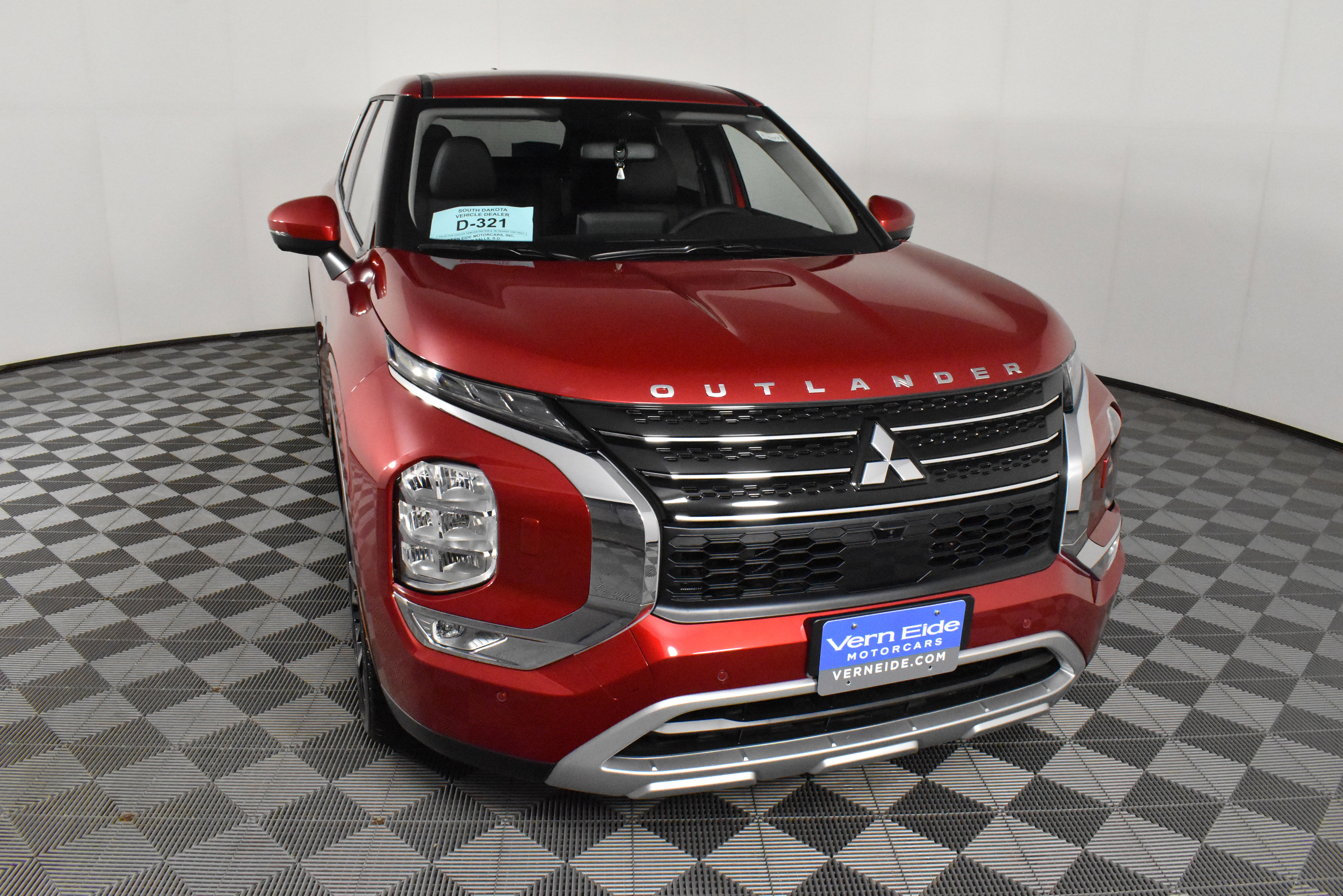 Used 2025 Mitsubishi Outlander SE image 3