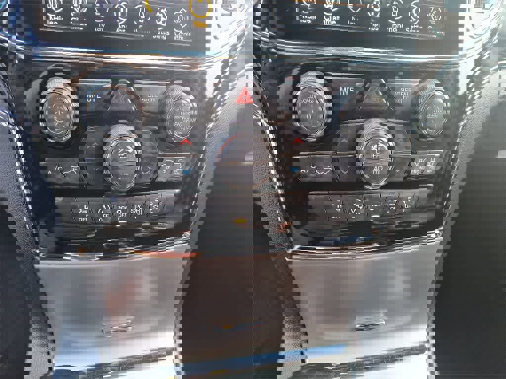 Used 2020 Jeep Grand Cherokee Limited w/ Luxury Group II image 19