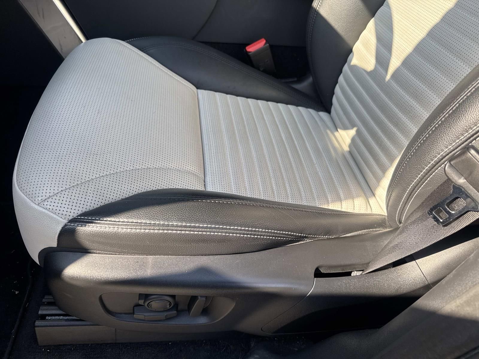 Used 2022 Land Rover Discovery S R-Dynamic image 17