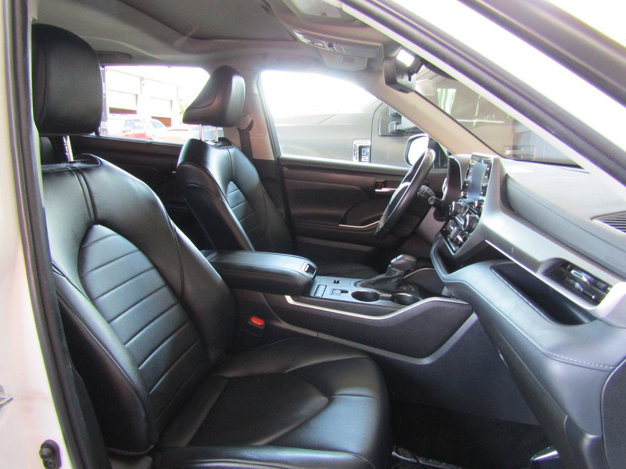 Used 2022 Toyota Highlander XLE FWD image 13