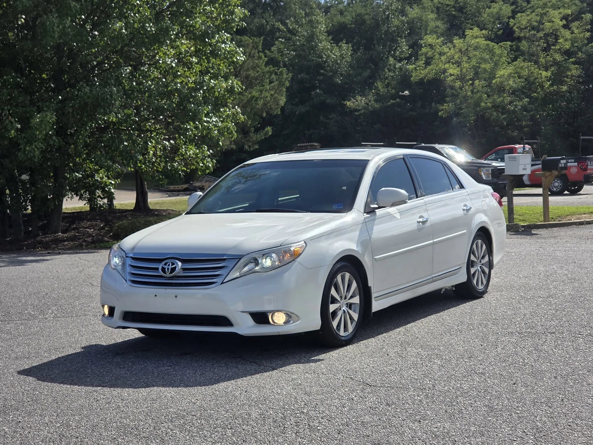 Used 2011 Toyota Avalon Limited FWD image 2