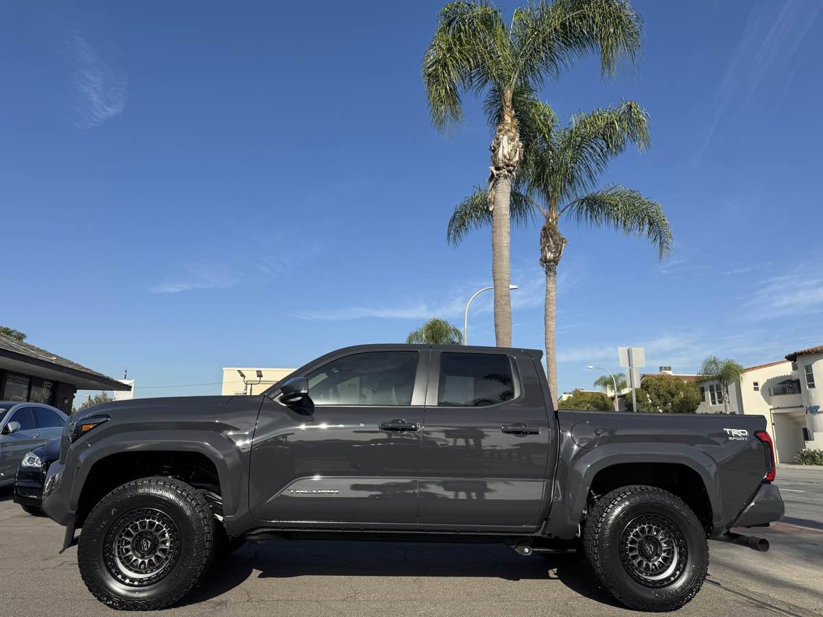 Used 2025 Toyota Tacoma TRD Sport image 2