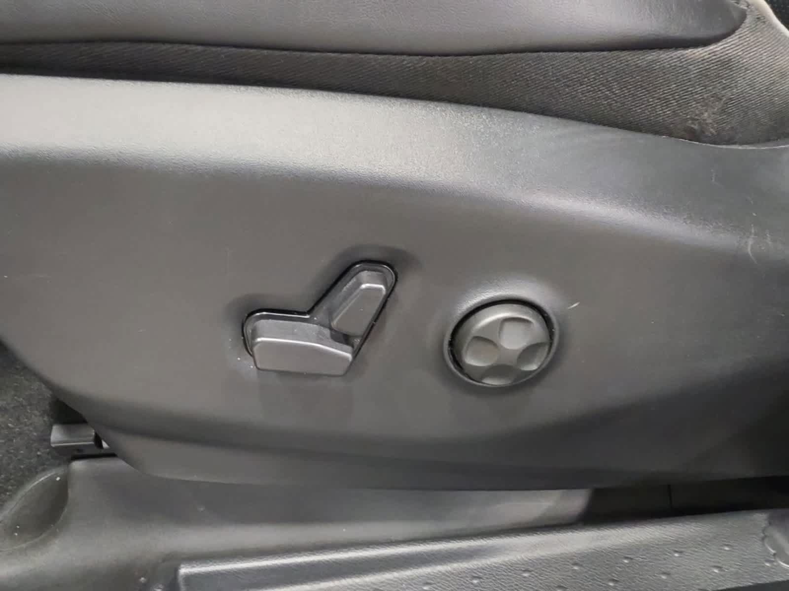 Used 2026 Chrysler Pacifica Limited FWD image 18