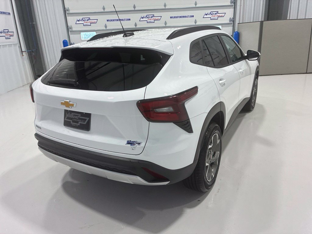 Used 2025 Chevrolet Trax LT FWD image 6