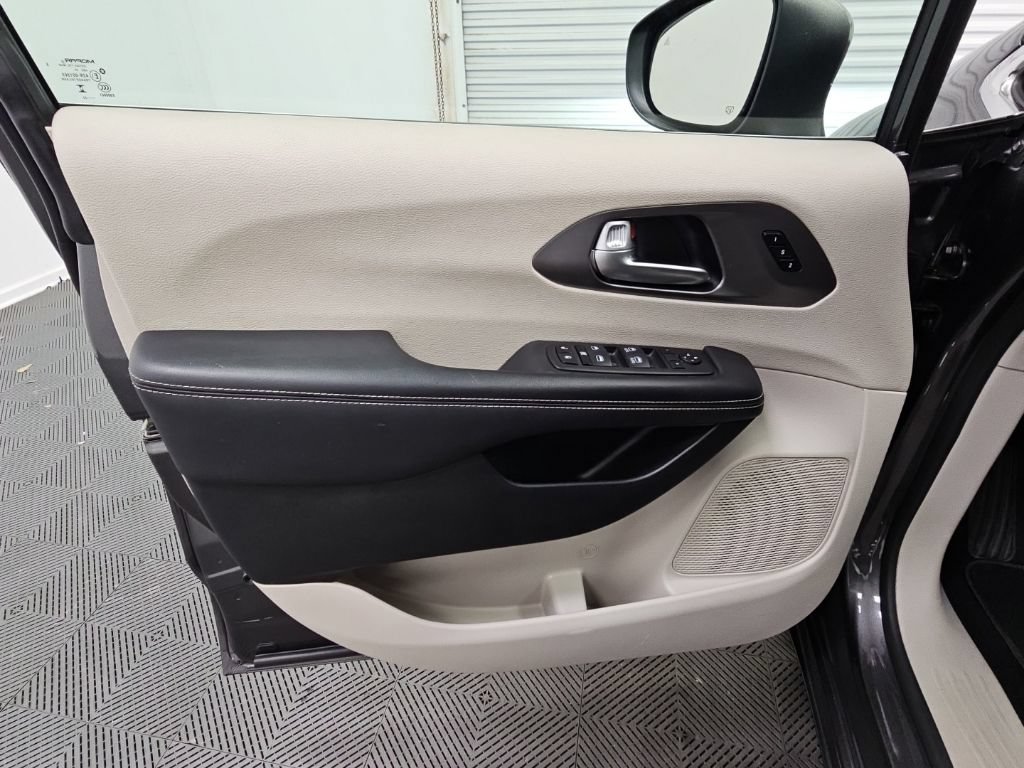 Used 2023 Chrysler Pacifica Touring-L FWD image 29