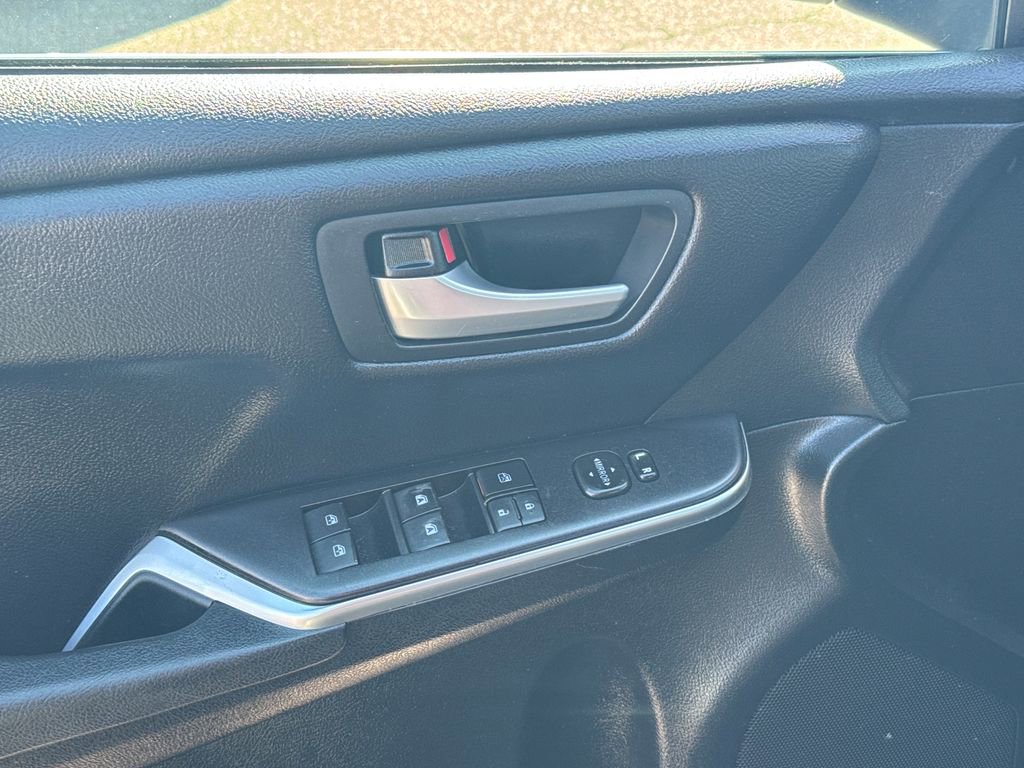 Used 2016 Toyota Camry SE image 31