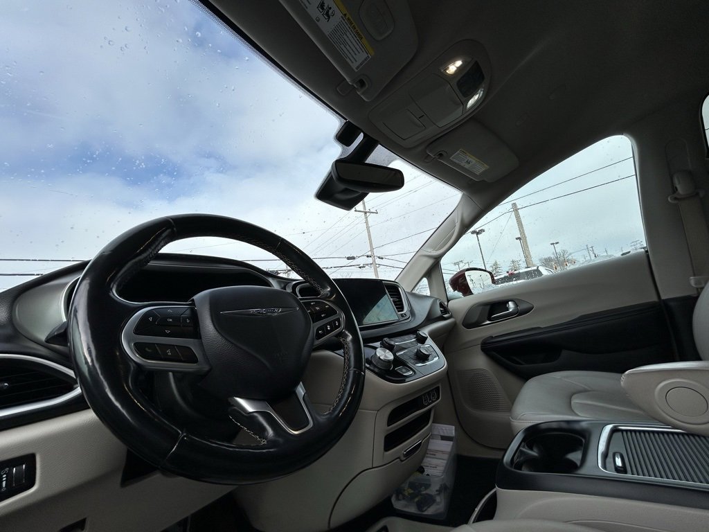 Used 2021 Chrysler Pacifica Touring-L image 15