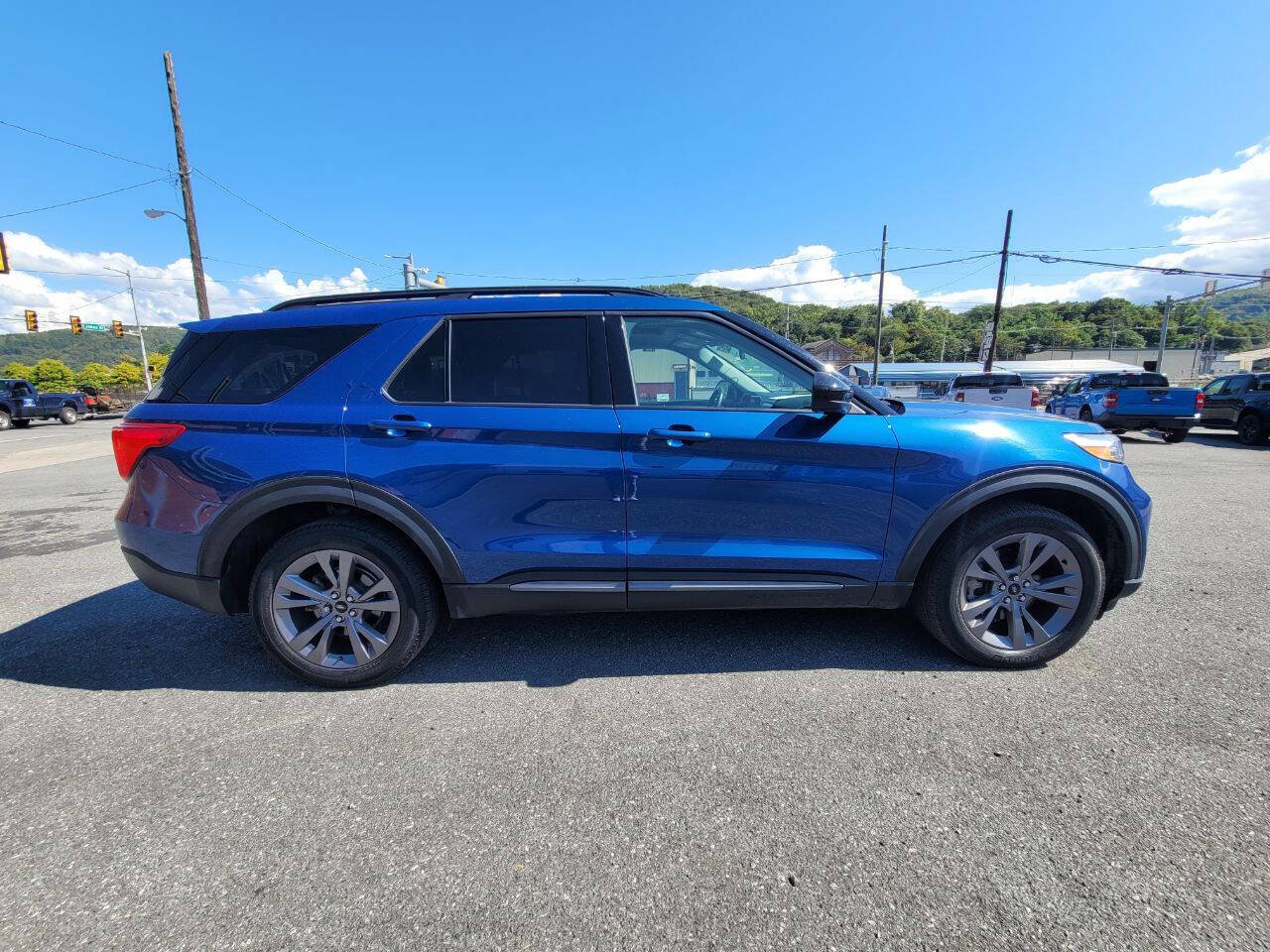 Used 2022 Ford Explorer XLT w/ Equipment Group 202A image 9