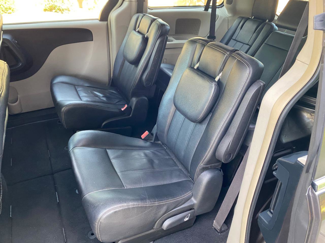 Used 2016 Chrysler Town & Country Touring FWD image 39