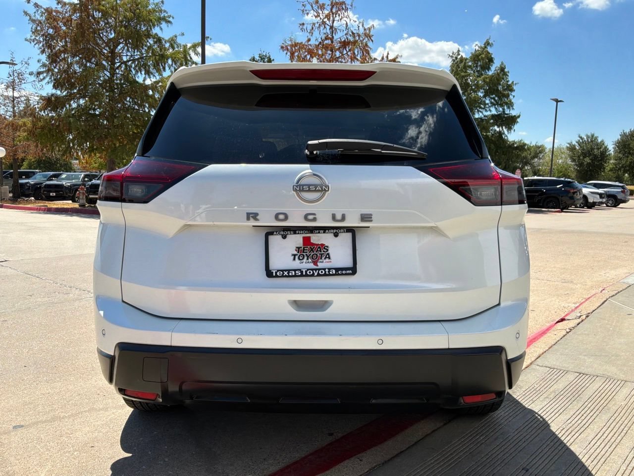 Used 2025 Nissan Rogue SV FWD image 7
