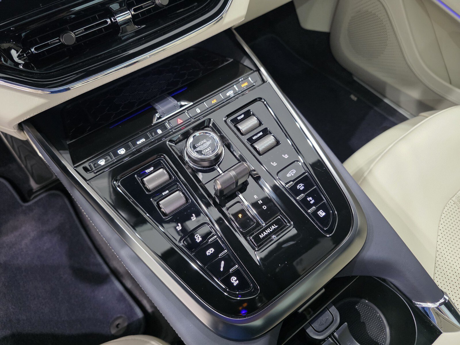 Used 2025 Aston Martin DBX 707 AWD/4WD image 15
