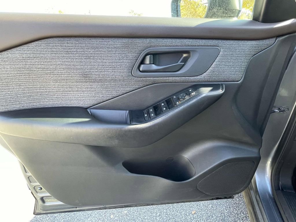 Used 2023 Nissan Rogue S AWD/4WD image 15