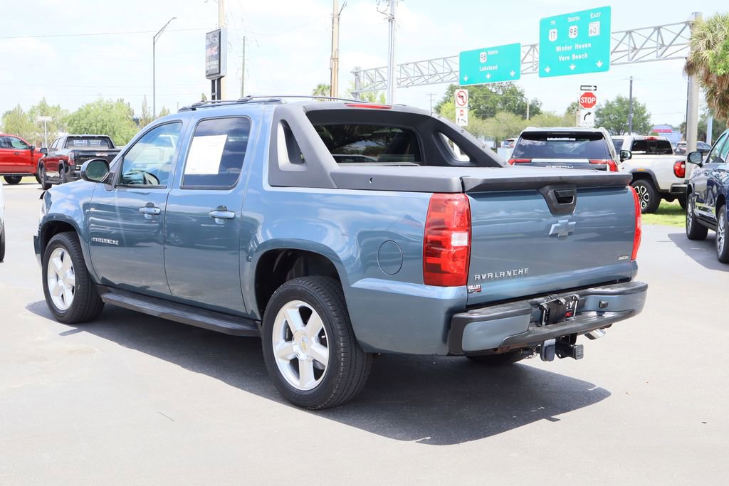 Used 2011 Chevrolet Avalanche LS image 5