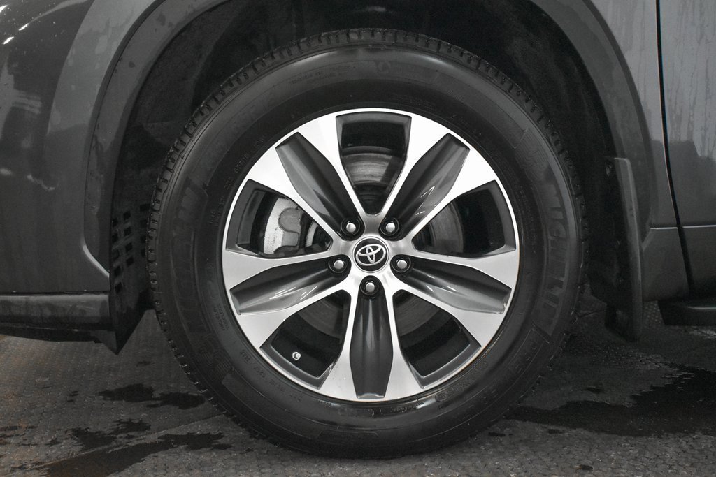 Used 2022 Toyota Highlander XLE image 9