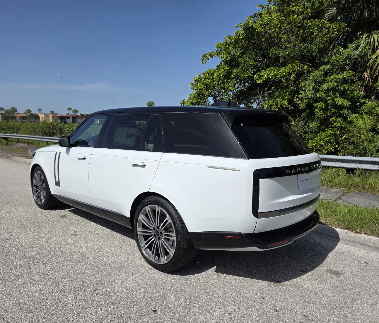 New 2026 Land Rover Range Rover Long Wheelbase SE AWD/4WD image 2