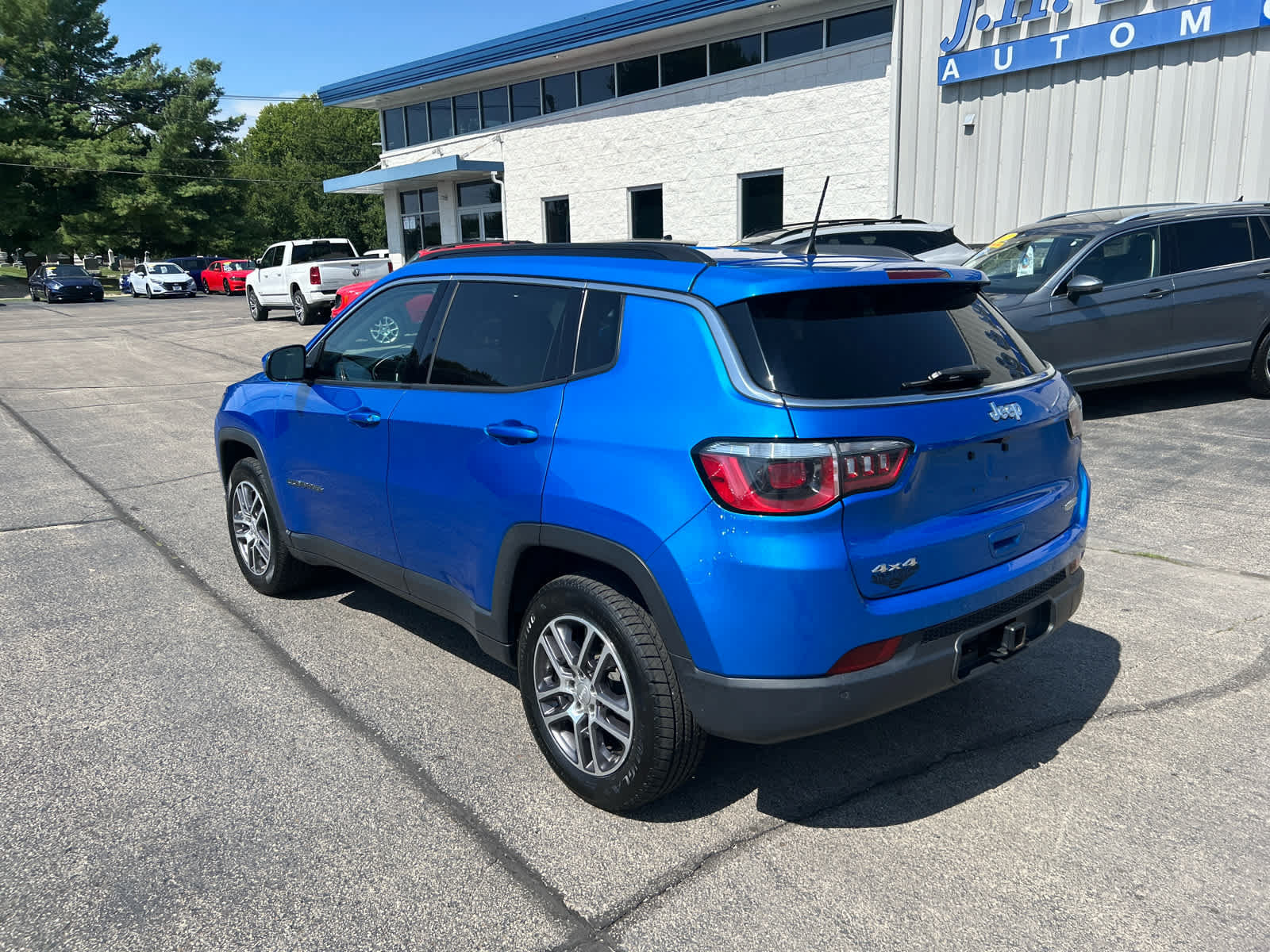 Used 2018 Jeep Compass Latitude w/ Popular Equipment Group AWD/4WD image 5