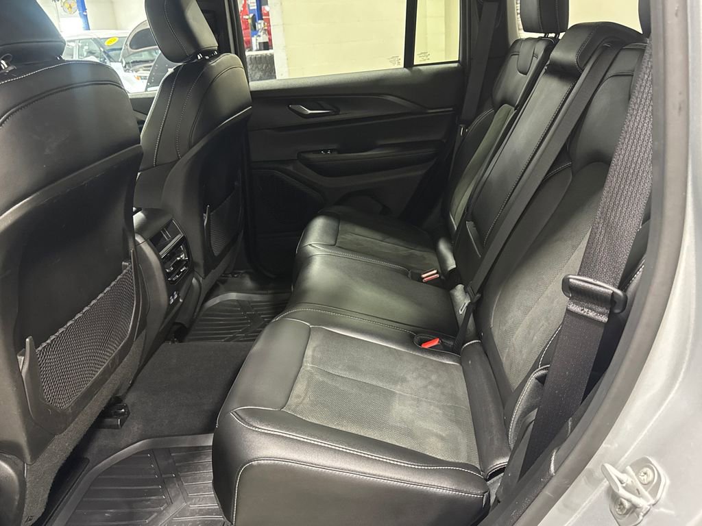 Used 2025 Jeep Grand Cherokee Altitude image 25