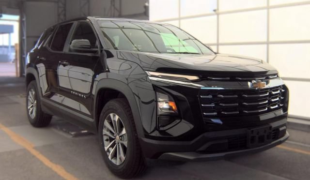 Used 2025 Chevrolet Equinox LT AWD/4WD image 2