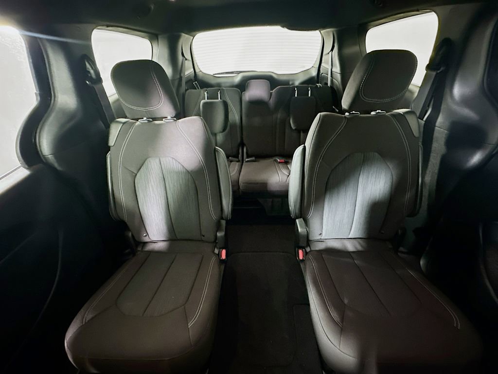 Used 2023 Chrysler Pacifica Touring image 13
