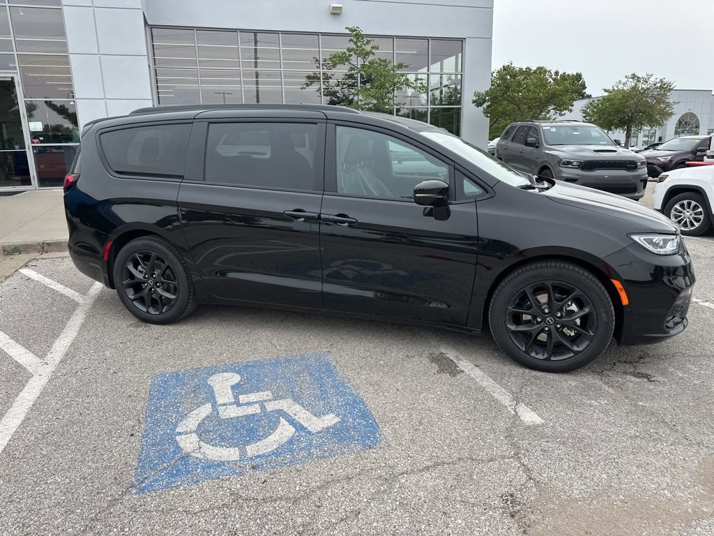 New 2026 Chrysler Pacifica Limited w/ S Appearance Package FWD image 39