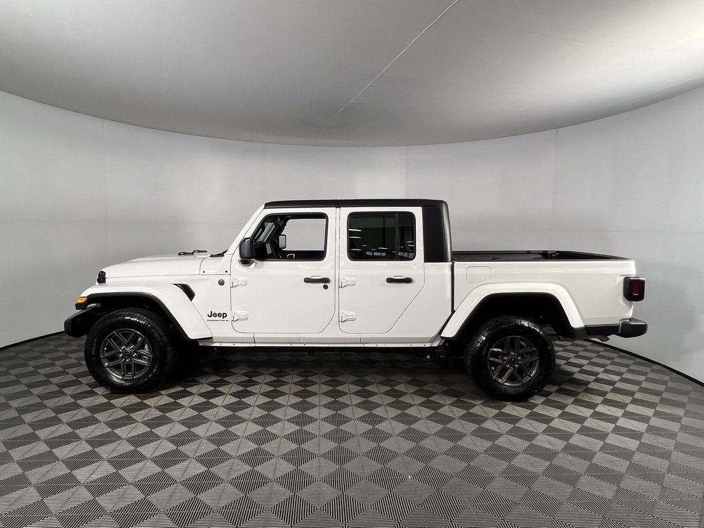 Certified 2024 Jeep Gladiator Sport image 10