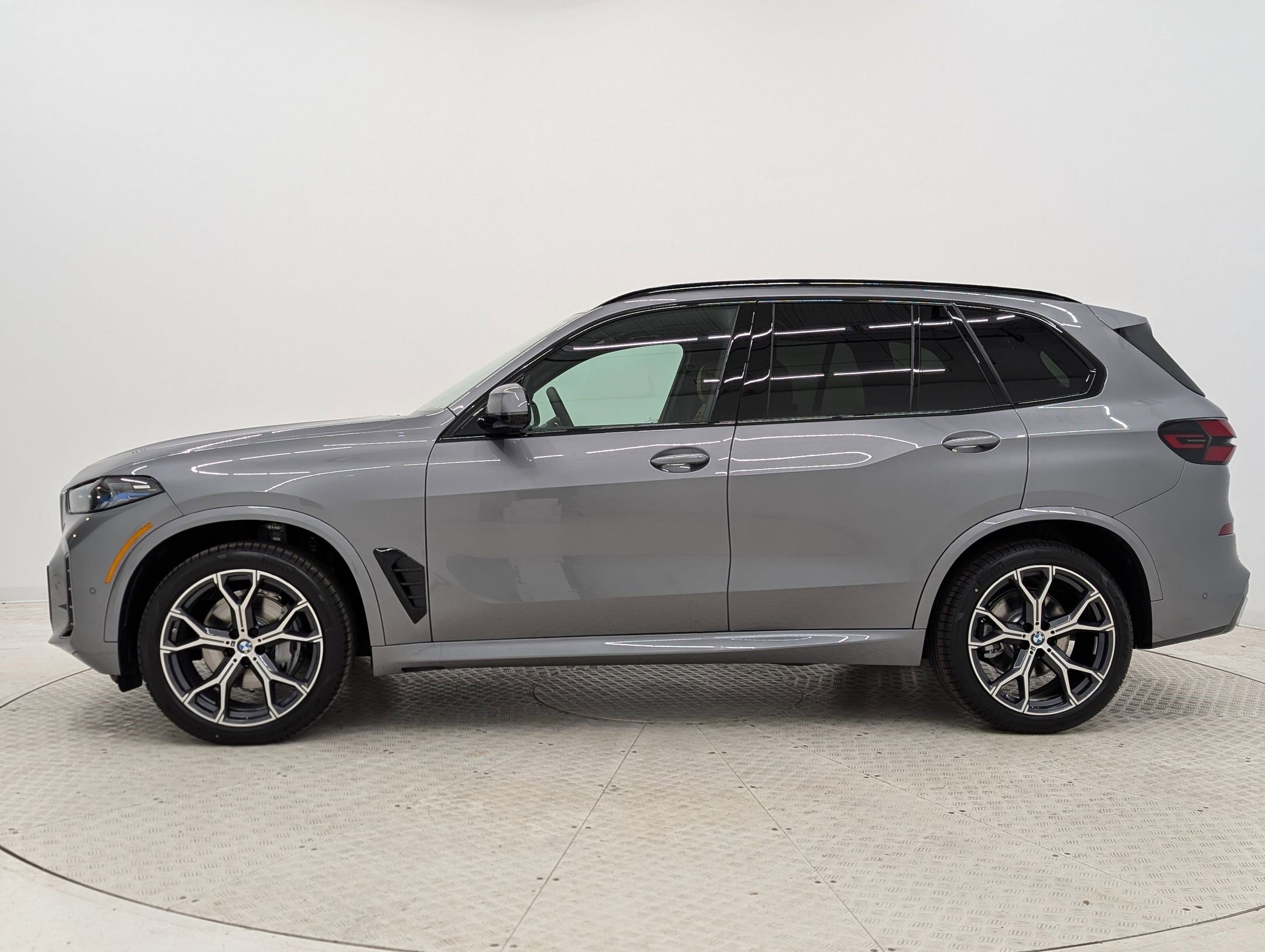 New 2026 BMW X5 xDrive40i w/ M Sport Package image 2