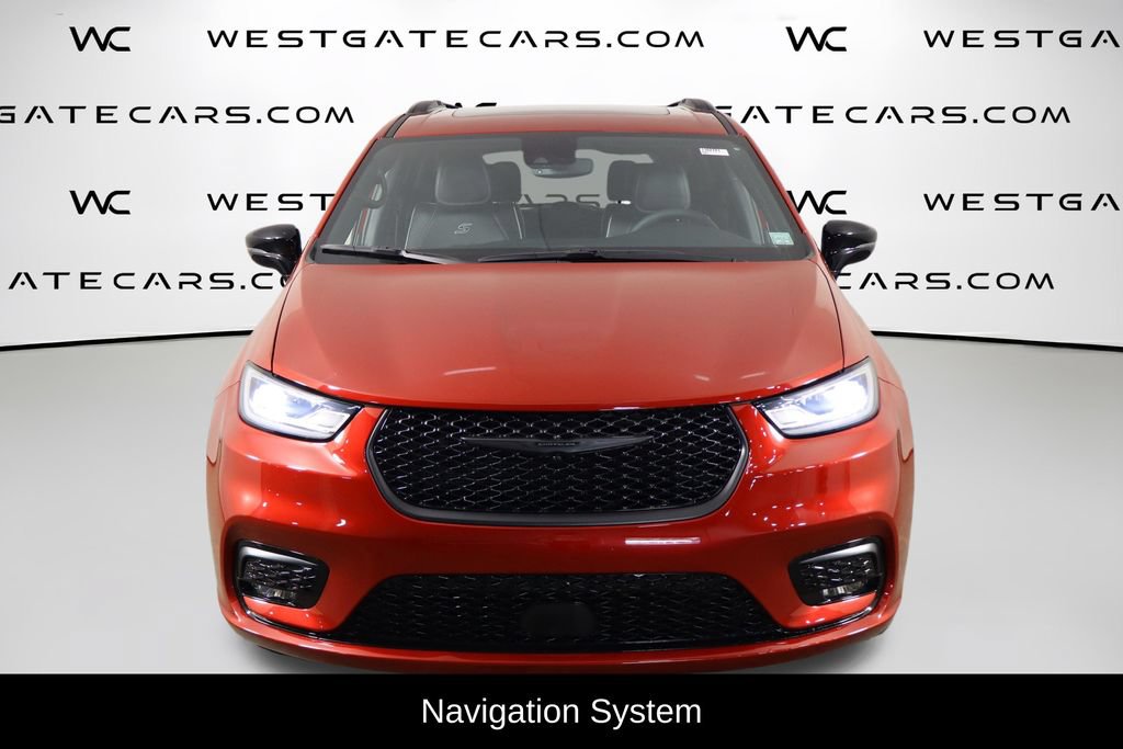 Used 2025 Chrysler Pacifica Limited FWD image 2