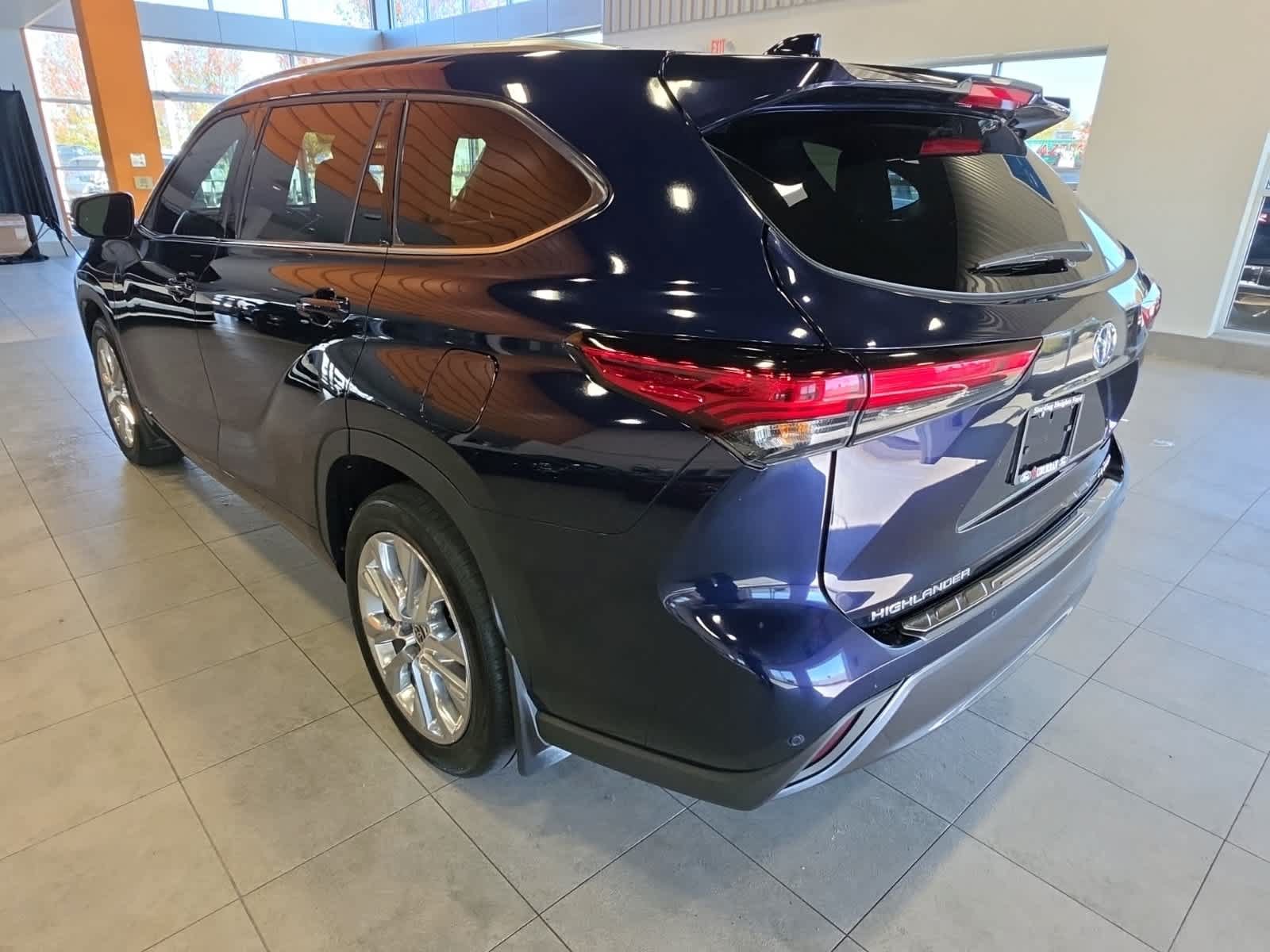 Used 2023 Toyota Highlander Limited AWD/4WD image 11