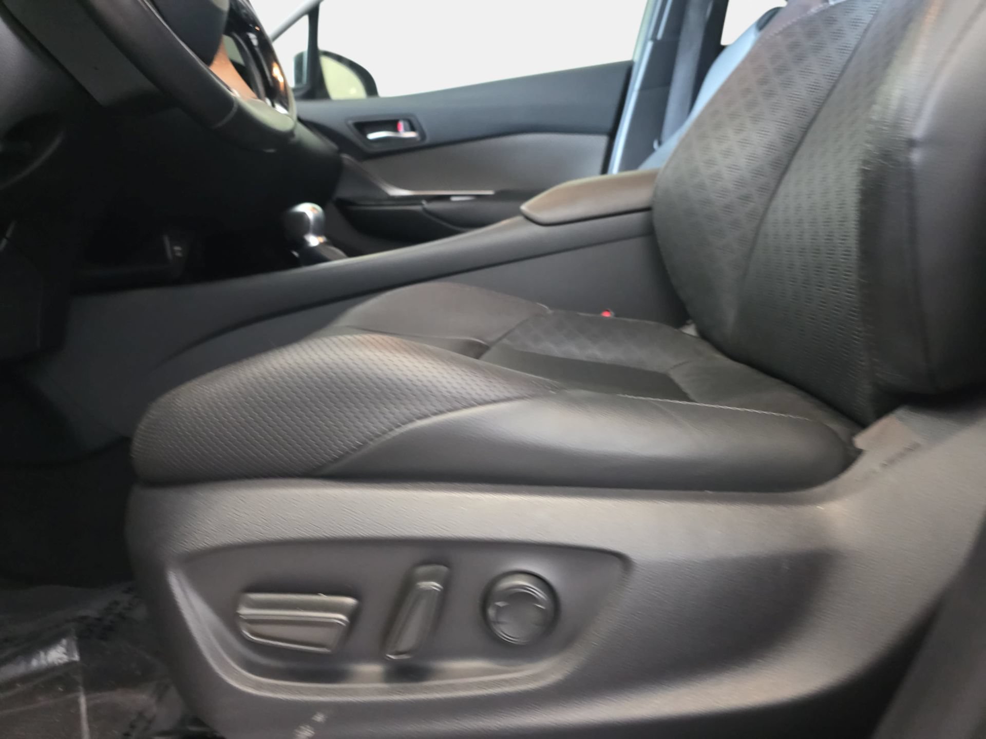 Used 2021 Toyota C-HR Limited FWD image 27