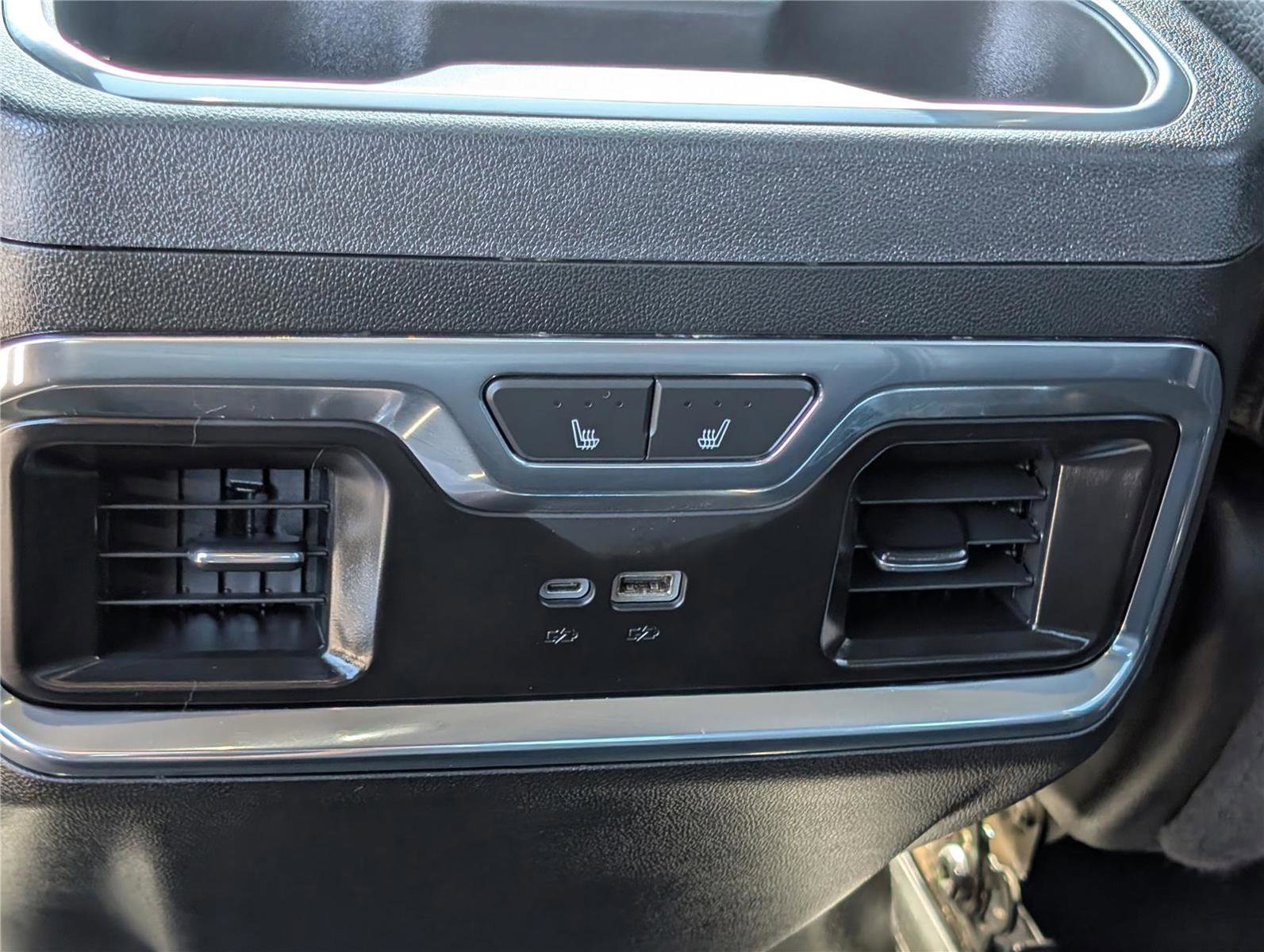 Used 2024 GMC Sierra 3500 Denali w/ Technology Package image 18