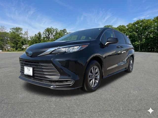 Used 2023 Toyota Sienna LE AWD/4WD image 4