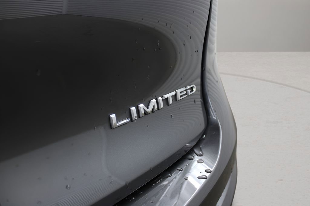 Used 2023 Toyota Crown Limited image 31