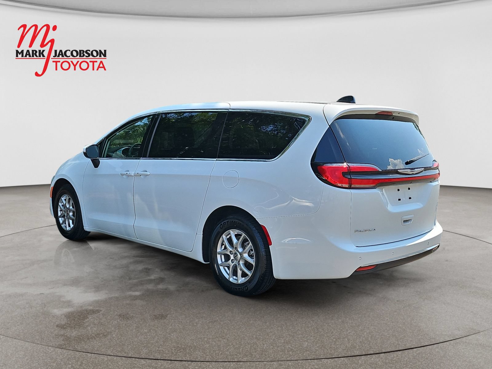 Used 2023 Chrysler Pacifica Touring-L FWD image 14