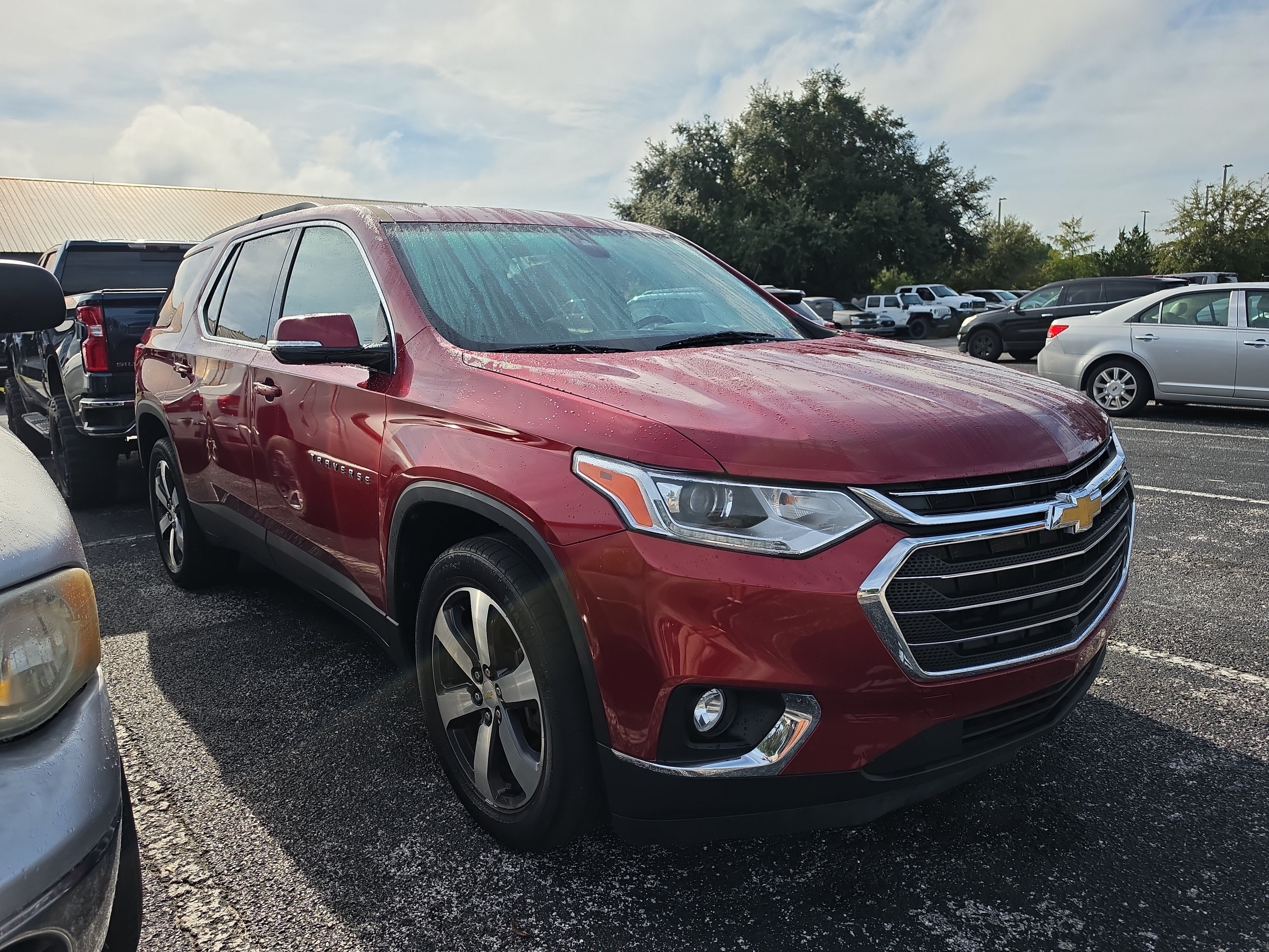 Used 2020 Chevrolet Traverse LT w/ LT Premium Package AWD/4WD image 1