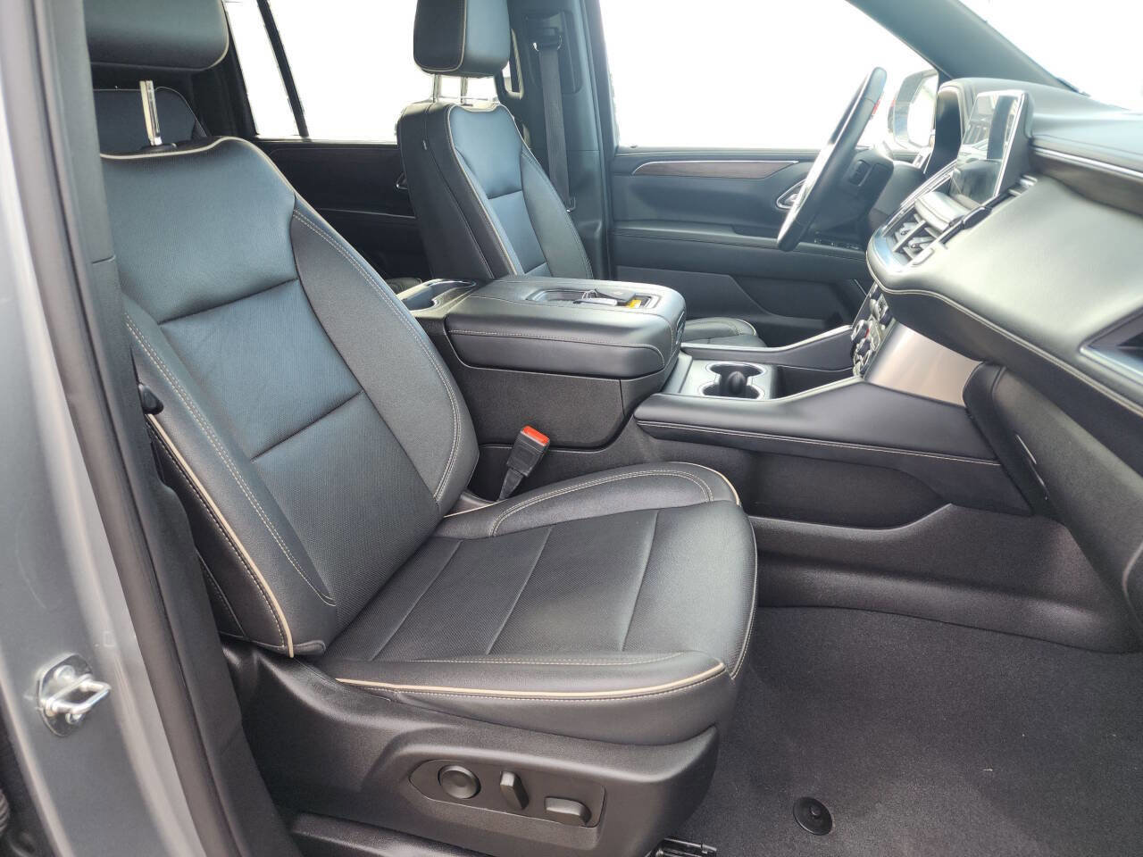 Used 2023 Chevrolet Suburban Premier image 39