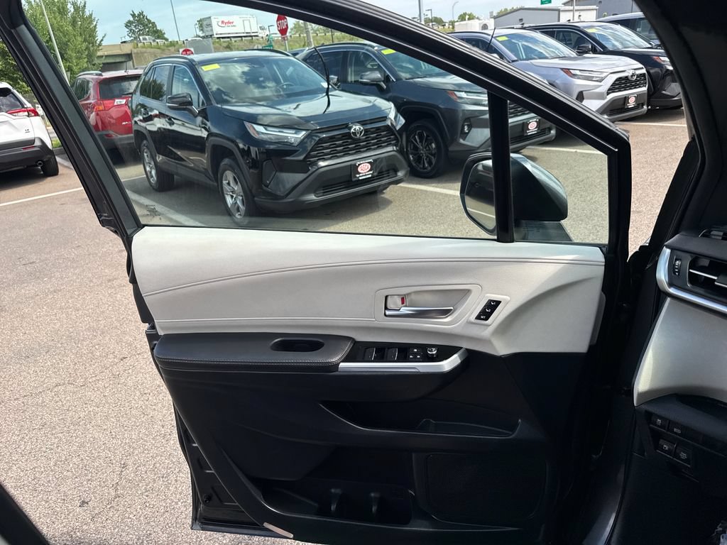 Used 2025 Toyota Sienna Limited AWD/4WD image 32