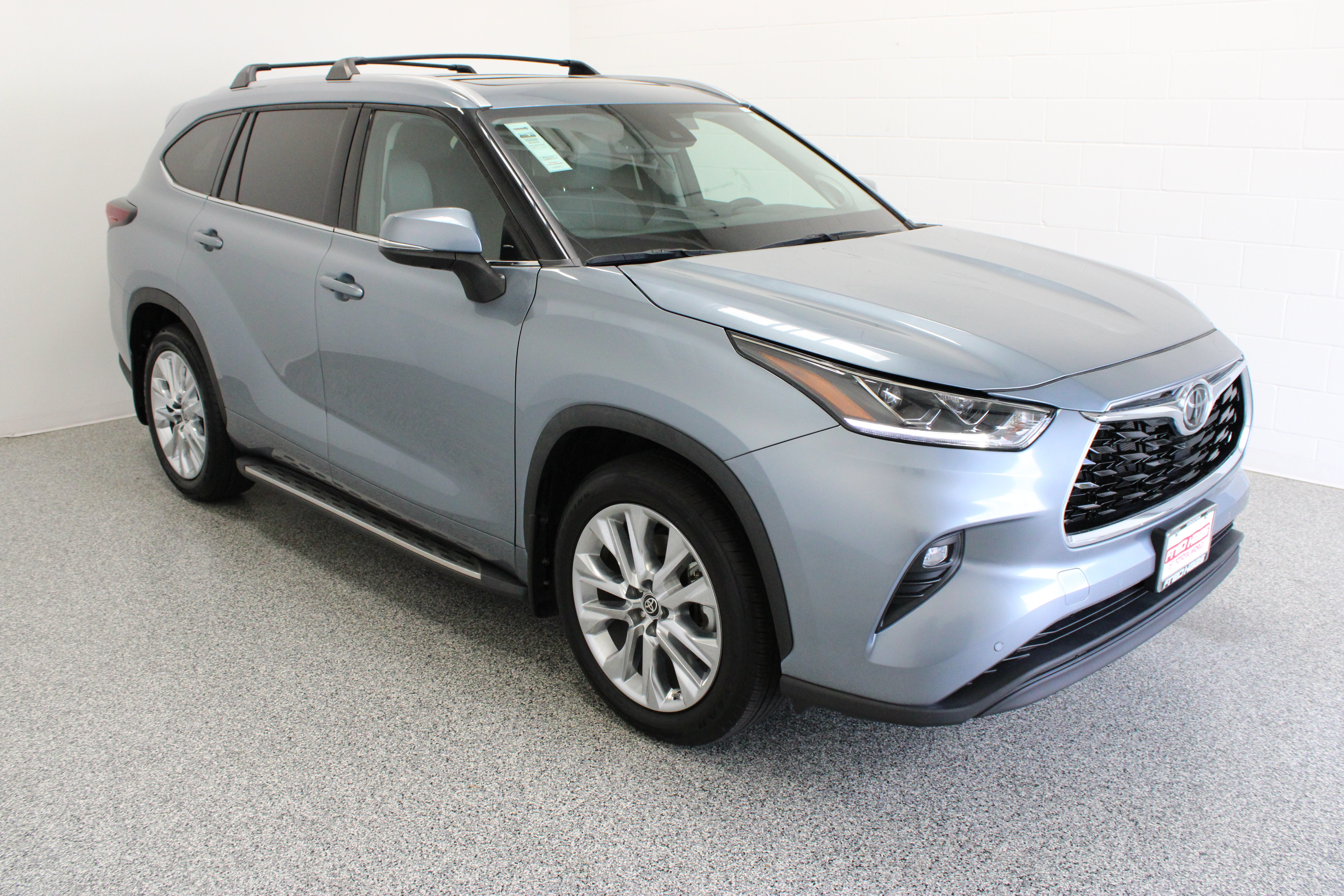 Used 2024 Toyota Highlander Limited FWD image 4